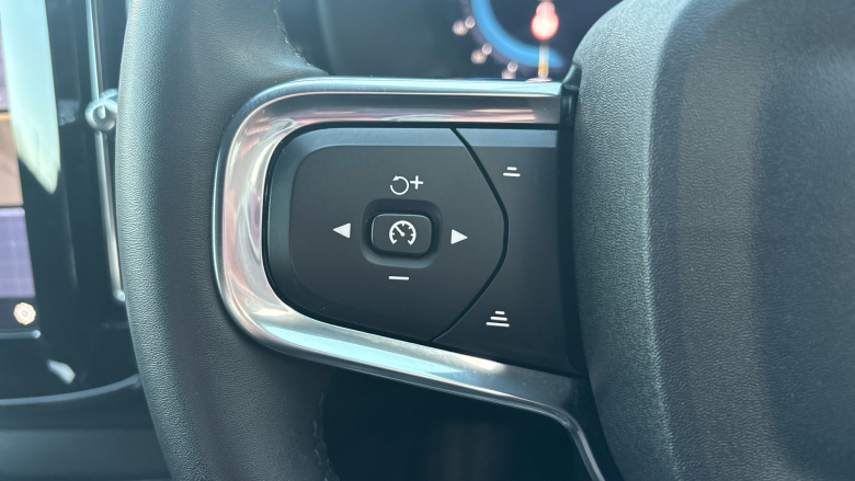 Volvo XC40 2.0 B4P Plus Dark 5dr Auto Petrol Estate